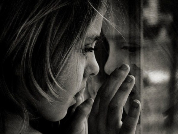 Слезы о нем песня. Слезы любви. Слезы любви песня. Мужские слёзы о любви. Удержи любовь слезами.